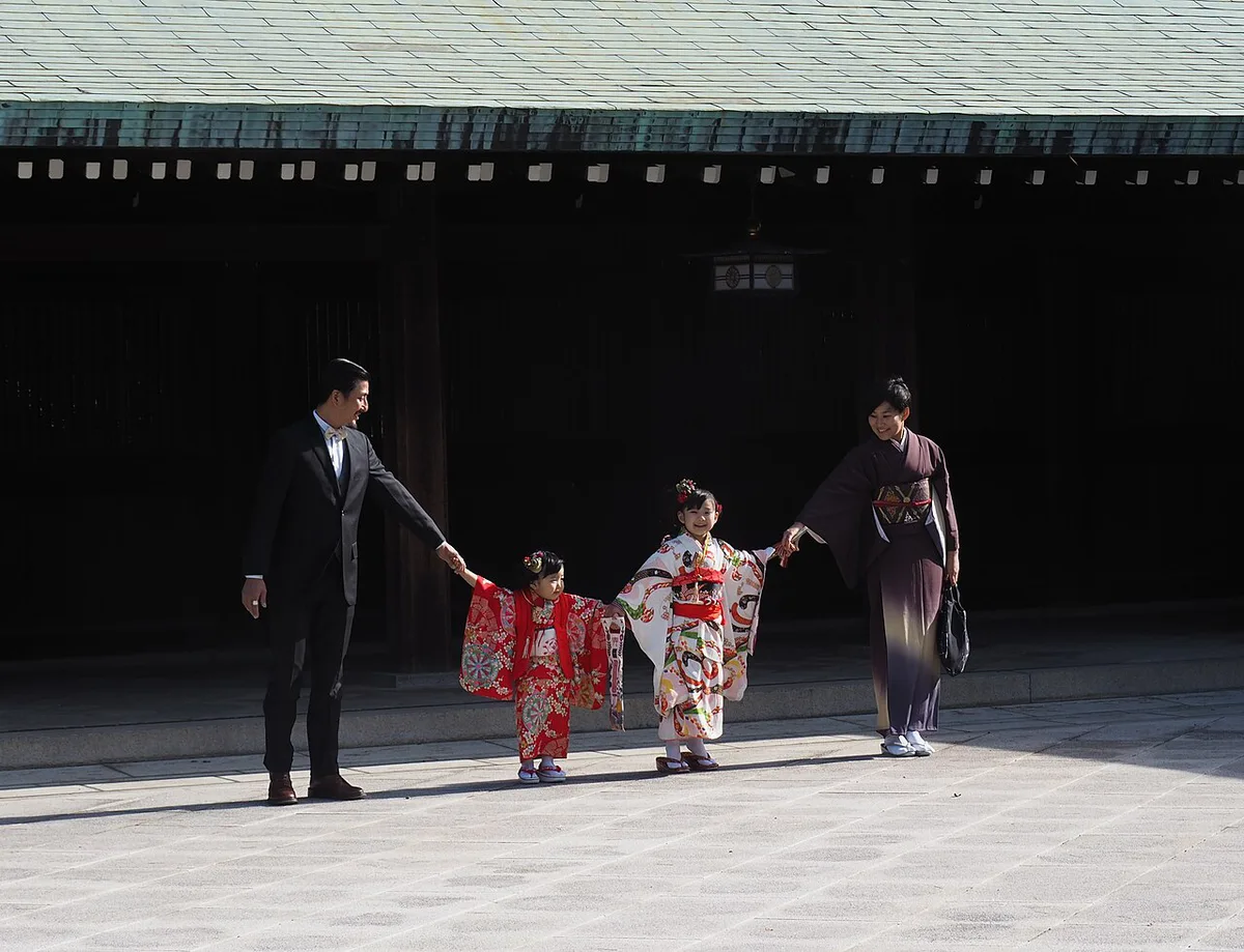 Family in kimono celebrating Shichi-Go-San at a Tokyo shrine, Japan — 1