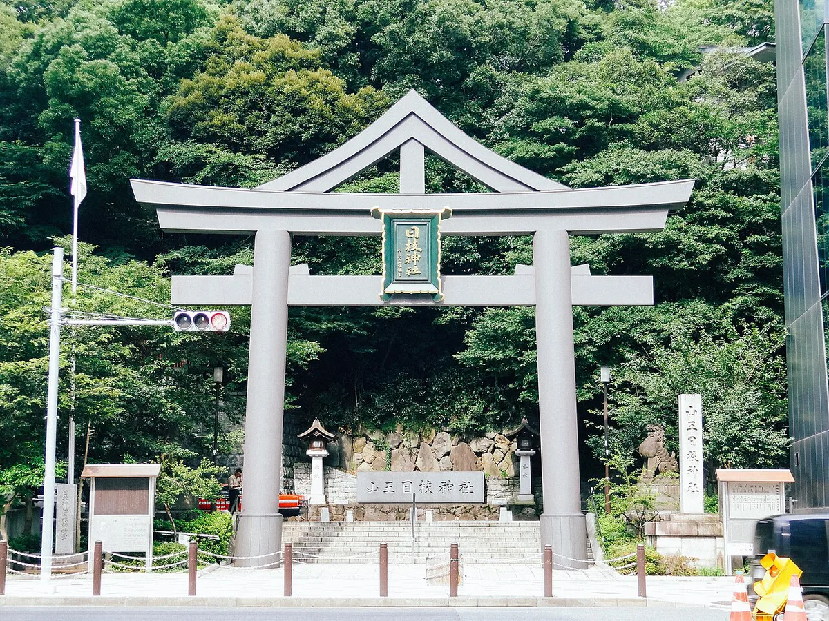Family in kimono celebrating Shichi-Go-San at a Tokyo shrine, Japan — 2