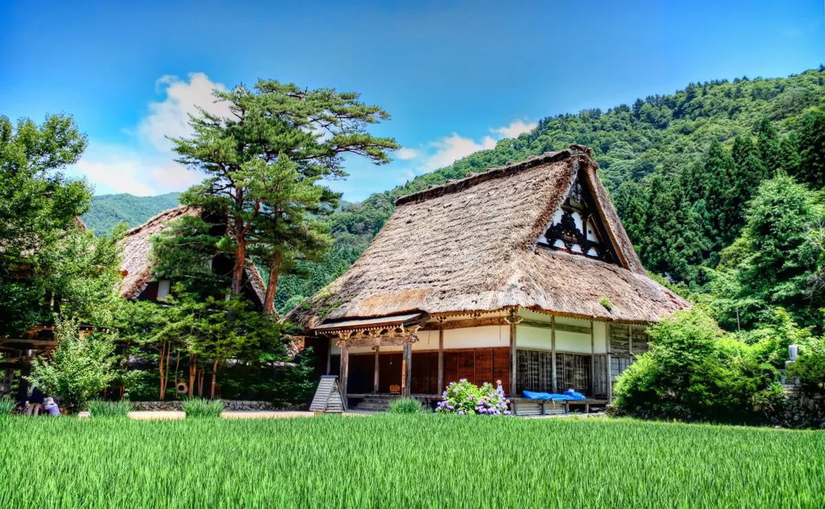 UNESCO World Heritage gassho-zukuri thatched farmhouses in the mountain valley village of Shirakawa-go near Takayama, Japan