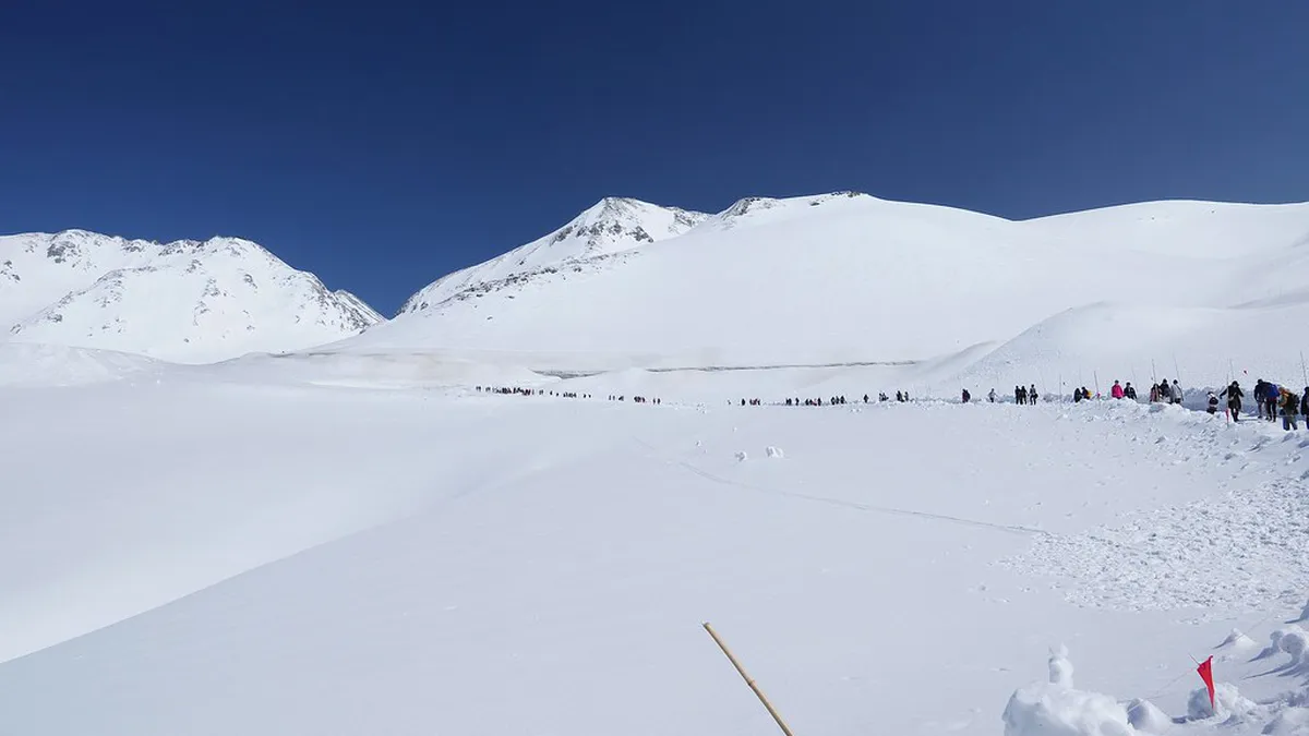 The Snow Walls of Murodo