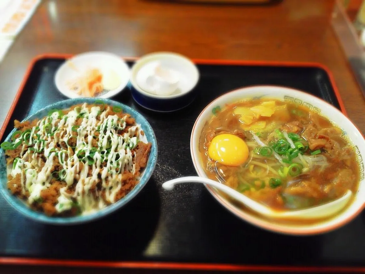 肉盛りラーメン+玉子とチャーシュー丼 (5686376773).jpg