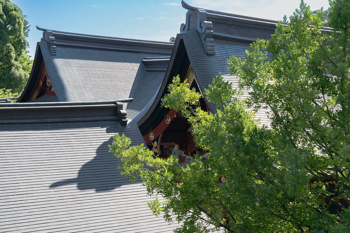 Tsurugaoka Hachimangu shrine in Kamakura with its vermilion-and-white main hall viewed from the grand stone staircase