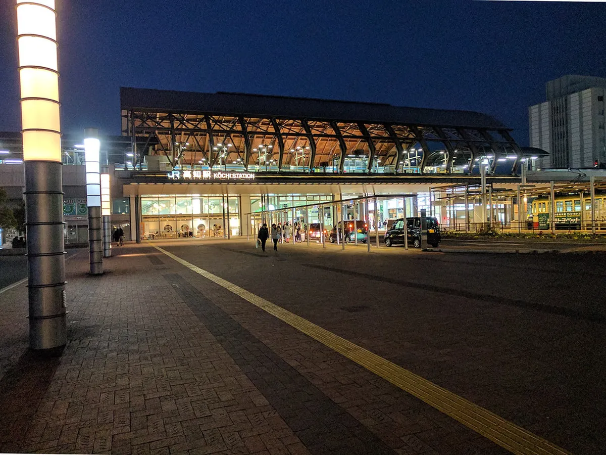 JR Kochi Station: A Transit-Friendly Base
