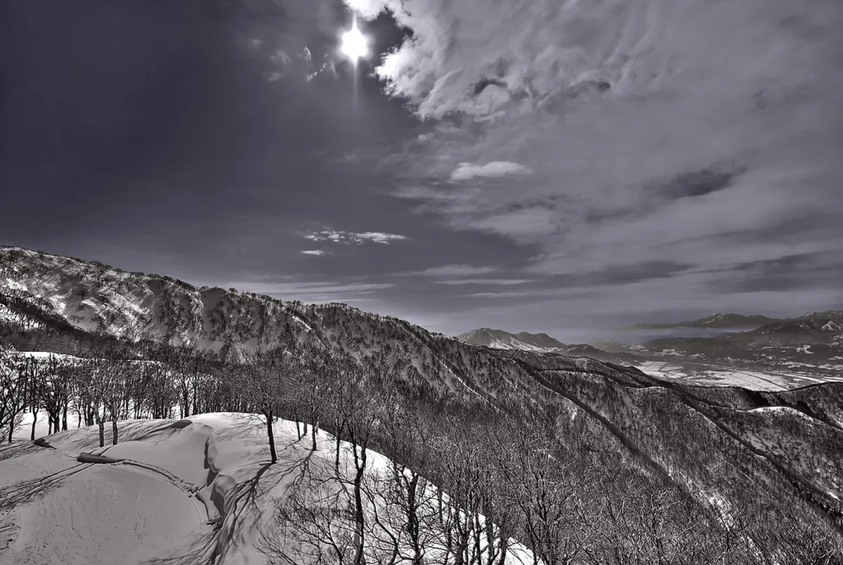 Ski-In/Ski-Out vs. Village Center: The Hill Trade-off in Nozawa-Onsen