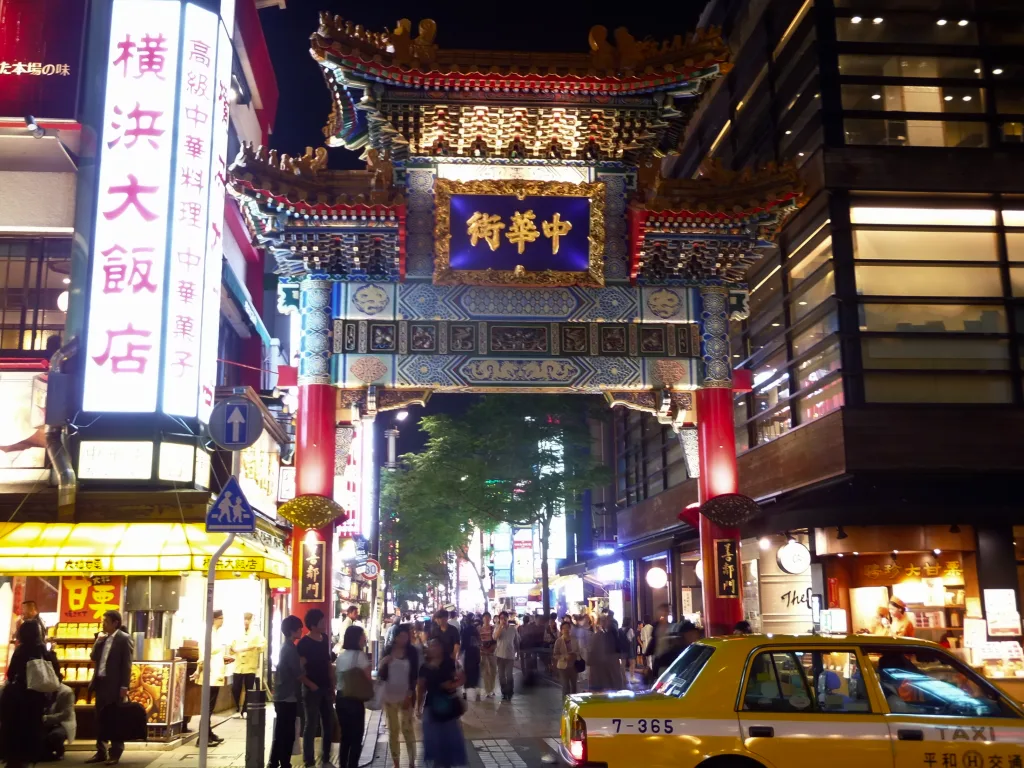 Dragon dance parade through Yokohama Chinatown's Zenrin Mon gate, Japan — 1