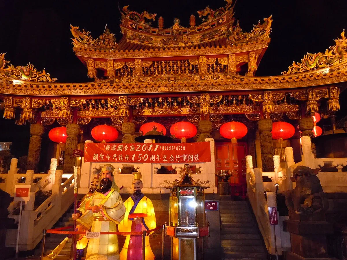 Dragon dance parade through Yokohama Chinatown's Zenrin Mon gate, Japan — 2