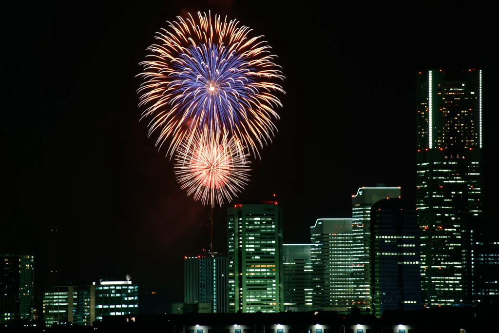 Kanagawa Shimbun Fireworks Festival lighting up the Yokohama waterfront, Japan — 1