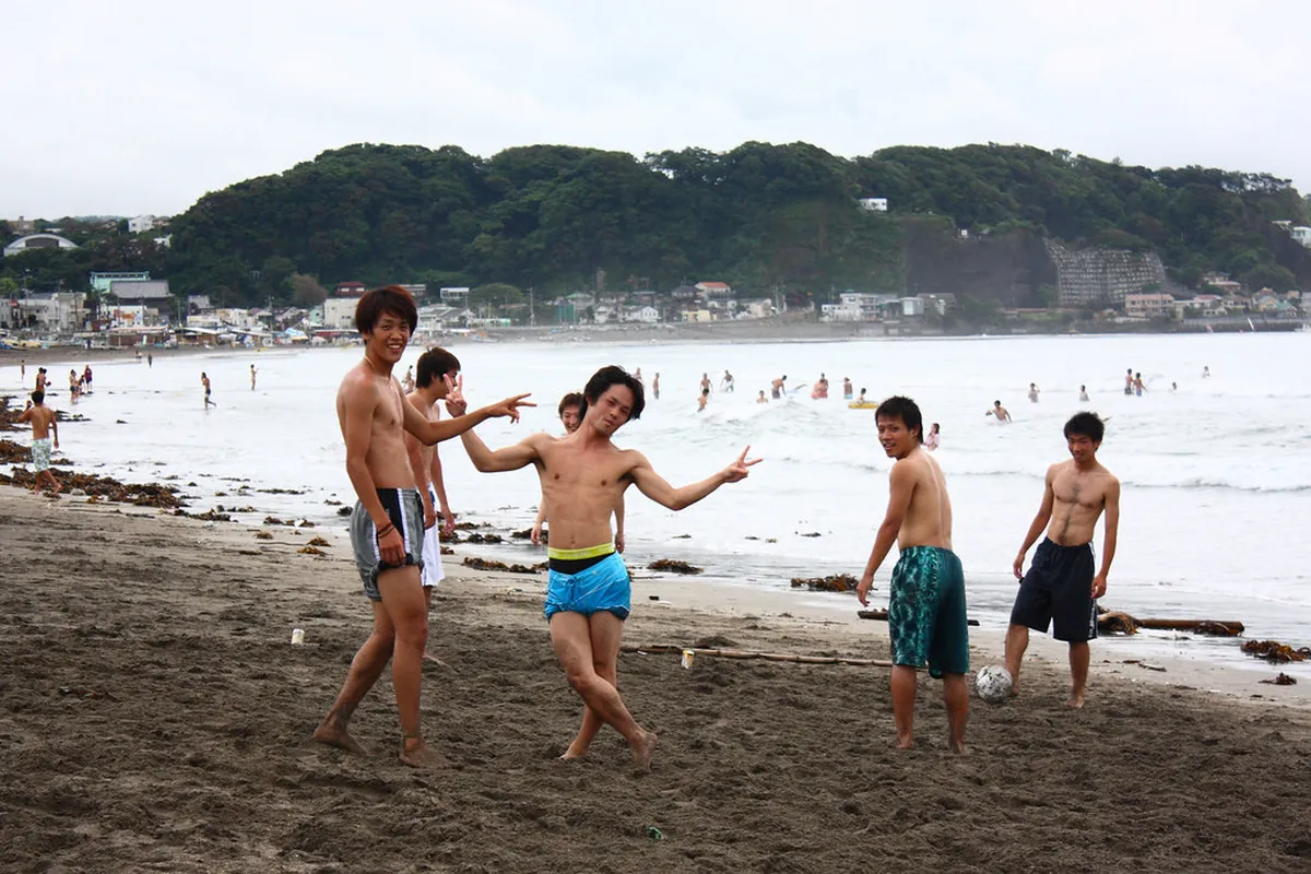 The paved promenade along Yuigahama Beach in Kamakura with the Pacific coastline stretching toward Enoshima